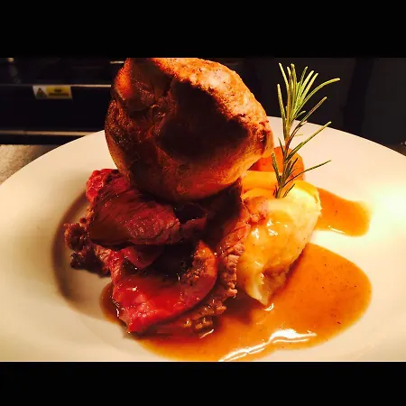 The Black Swan 호텔 레이번