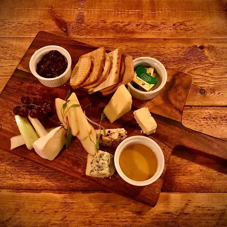 The Black Swan 호텔 레이번