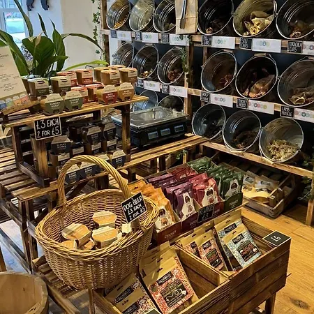 The Black Swan 호텔 레이번