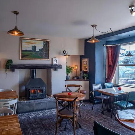 The Black Swan 호텔 레이번